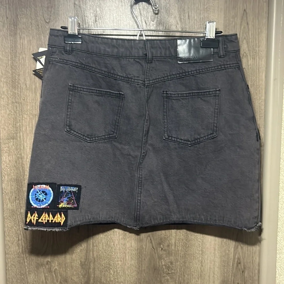 ROCK by JUNK FOOD Women’s Washed Black Def Leppard Patches Denim Skirt SZ 11 NWT - Picture 2 of 6